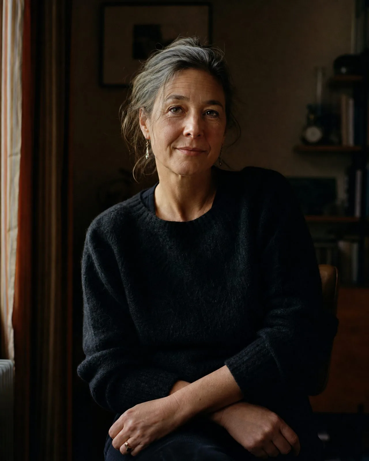 Portrait d'une femme seule regardant l'objectif, calme et sûre d'elle